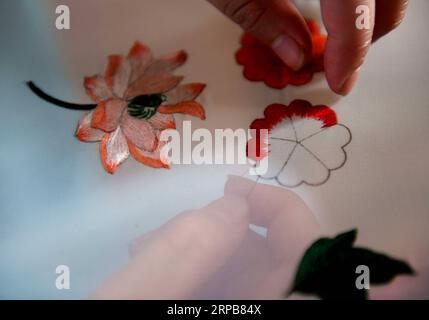 (190531) -- PÉKIN, 31 mai 2019 -- Une stagiaire pratique la broderie dans le studio de l artisan Liu Yuxia dans le district de Qiaoxi de Shijiazhuang, province du Hebei, dans le nord de la Chine, le 4 avril 2019. Liu Yuxia est un héritier de la broderie Xu, qui a été répertoriée comme l'un des patrimoines culturels immatériels de Shijiazhuang en 2018. Selon un rapport du gouvernement, la Chine a mis en place un réseau national de protection du patrimoine culturel immatériel comprenant 2 467 institutions et 17 308 personnes à la fin de 2018. Ces institutions ont parrainé environ 65 500 spectacles connexes et plus de 16 800 activités culturelles folkloriques Banque D'Images