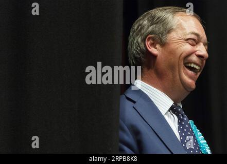 (190601) -- PÉKIN, 1 juin 2019 -- Nigel Farage, chef du Parti Brexit britannique, réagit dans un centre de comptage des élections du Parlement européen à Southampton, en Grande-Bretagne, le 27 mai 2019.) Portraits de mai 2019 RayxTang PUBLICATIONxNOTxINxCHN Banque D'Images