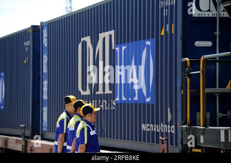 (190601) -- PÉKIN, 1 juin 2019 (Xinhua) -- des travailleurs observent le premier train de marchandises reliant Harbin et Hambourg au départ de Harbin, dans la province du Heilongjiang du nord-est de la Chine, le 13 juin 2015. Le partenariat commercial entre la Chine et la ville allemande de Hambourg remonte au 18e siècle. Après des années de développement, le port de Hambourg est aujourd'hui l'un des plus importants hubs européens pour le commerce avec la Chine. En 2018, le port de Hambourg avait un volume total d'environ 8,7 millions d'équivalents vingt pieds (EVP), dont environ 2,6 millions sont liés à la Chine, selon le Banque D'Images