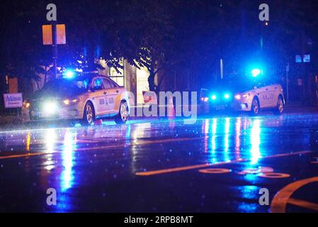 (190601) -- WASHINGTON D.C., 1 juin 2019 -- une photo prise le 1 juin 2019 montre des croiseurs de la police de l'État de Virginie près du centre municipal de Virginia Beach, Virginie, États-Unis. Le nombre de morts est passé à 12 plus le tireur suspect dans une fusillade de masse vendredi au Virginia Beach Municipal Center dans l'est des États-Unis, l'État de Virginie, a déclaré la police locale. La 12e victime est morte sur le chemin de l'hôpital, a déclaré Jim Cervera, chef de la police de Virginia Beach, ajoutant que quatre autres personnes ont été blessées. US-VIRGINIA-MASS SHOOTING LiuxJie PUBLICATIONxNOTxINxCHN Banque D'Images