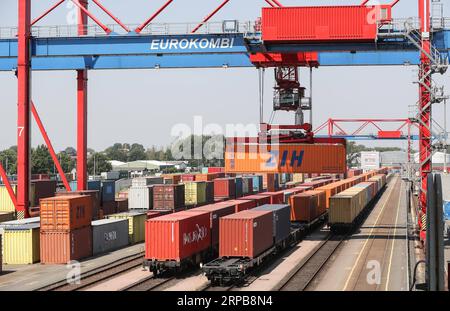 (190601) -- PÉKIN, 1 juin 2019 (Xinhua) -- Un conteneur de fret d'un train China Railway Express est déchargé au terminal Eurokombi à Hambourg, en Allemagne, le 29 mai 2018. Le partenariat commercial entre la Chine et la ville allemande de Hambourg remonte au 18e siècle. Après des années de développement, le port de Hambourg est aujourd'hui l'un des plus importants hubs européens pour le commerce avec la Chine. En 2018, le port de Hambourg avait un volume total d'environ 8,7 millions d'équivalents vingt pieds (EVP), dont environ 2,6 millions sont liés à la Chine, selon les statistiques publiées par Banque D'Images
