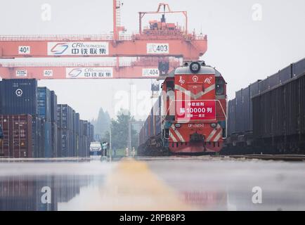(190601) -- PÉKIN, 1 juin 2019 (Xinhua) -- le train de marchandises X8044 de Hambourg en Allemagne arrive à la gare centrale de conteneurs ferroviaire de Wujiashan à Wuhan, province du Hubei en Chine centrale, le 26 août 2018. Le partenariat commercial entre la Chine et la ville allemande de Hambourg remonte au 18e siècle. Après des années de développement, le port de Hambourg est aujourd'hui l'un des plus importants hubs européens pour le commerce avec la Chine. En 2018, le port de Hambourg avait un volume total de marchandises maritimes d'environ 8,7 millions d'unités équivalentes vingt pieds (EVP), dont environ 2,6 millions sont liés à la Chine, conformément à la loi Banque D'Images