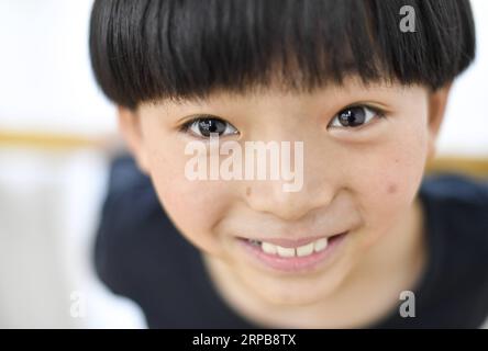 (190601) -- CHANGCHUN, 1 juin 2019 (Xinhua) -- Photo prise le 29 mai 2019 affiche Zhou Yi sourit au cours de la coordination de la formation. Zhou Yi, huit ans, est le plus jeune patineur dans une équipe de patinage artistique formé par le Centre d'administration de sports d'hiver Sports de Jilin Bureau. Il a été l'apprentissage du sport pour trois ans et a réclamé le titre de groupe de garçons lors de la 18e Jeux de la jeunesse de la province de Jilin l'année dernière. Zhou assiste à des sessions de formation sur la glace pour plus de 2 heures après la classe. Il prend également d'autres cours pour améliorer son corps, la coordination, la souplesse et l'endurance physique. Au cours des dernières années, Jili Banque D'Images