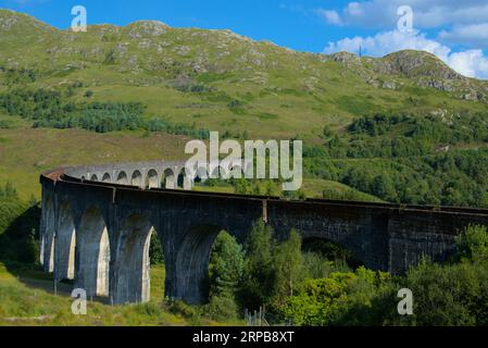 Glenfinnan Viaduct rendu célèbre par la franchise de film harry potter Banque D'Images