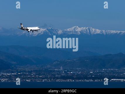 (190602) -- WELLINGTON, 2 juin 2019 (Xinhua) -- une photo prise le 10 septembre 2018 montre un avion d'Air New Zealand qui se prépare à atterrir à l'aéroport Wellington à Wellington, en Nouvelle-Zélande. Un avion d'Air New Zealand de Palmerston North à Christchurch a été forcé de revenir le 1 juin 2019 après avoir été frappé par la foudre. L'incident a eu lieu moins de 12 heures après qu'un autre vol d'Air New Zealand d'Auckland à Tahiti a été frappé par la foudre environ 10 minutes après son décollage vendredi soir, ont rapporté les médias locaux. (Xinhua/Guo Lei) NOUVELLE-ZÉLANDE-WELLINGTON-LIGHTNING-VOL RETOUR PUBLICATIONx Banque D'Images