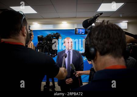 190602 -- JÉRUSALEM, le 2 juin 2019 -- le ministre israélien de l'éducation, Naftali Bennett C, est interviewé alors qu'il arrive pour la réunion hebdomadaire du cabinet à Jérusalem, le 2 juin 2019. Le Premier ministre israélien Benjamin Netanyahu a congédié dimanche ses ministres de la Justice et de l'éducation, quelques jours après que le Parlement ait appelé à des élections anticipées. MIDEAST-JÉRUSALEM-ISRAËL-NETANYAHU-MINISTRES-LIMOGEAIENT JINI/YONATANXSINDEL PUBLICATIONXNOTXINXCHN Banque D'Images