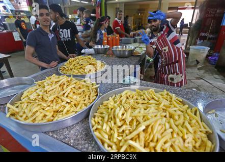 (190604) -- BEYROUTH, 4 juin 2019 -- Un vendeur vend de la nourriture dans un parc d'attractions lors des célébrations de l'Aïd al-Fitr à Beyrouth, Liban, le 4 juin 2019.) LIBAN-BEYROUTH-EID AL-FITR-CELEBRATION BILALXJAWICH PUBLICATIONXNOTXINXCHN Banque D'Images
