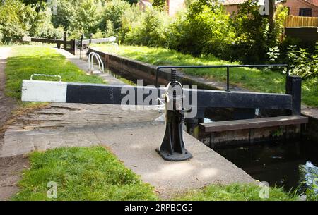 Écluse de West Retford sur le canal Chesterfield avec Guindeau et clé en place Banque D'Images