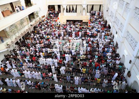 (190605) -- LE CAIRE, le 5 juin 2019 -- des musulmans assistent à une prière de masse lors des célébrations de l'Aïd al-Fitr au Caire, en Égypte, le 5 juin 2019.) ÉGYPTE-CAIRE-EID AL-FITR-CÉLÉBRATION AHMEDXGOMAA PUBLICATIONXNOTXINXCHN Banque D'Images