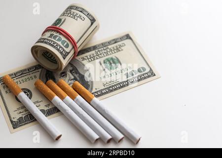 Concept de coût du tabac. Des cigares sur fond de dollars. Banque D'Images