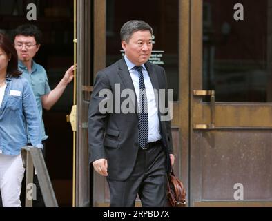 (190605) -- PEORIA (États-Unis), 5 juin 2019 (Xinhua) -- Wang Zhidong (à droite), conseiller juridique de la famille du chercheur chinois Zhang Yingying, sort d'un palais de justice fédéral à Peoria, Illinois, États-Unis, le 3 juin 2019. Vingt-quatre jurés potentiels supplémentaires ont été pré-approuvés mardi pour participer au procès de l'accusé kidnappeur et tueur Brendt Christensen, ce qui porte à 37 le nombre total de jurés qualifiés dans l'affaire Zhang Yingying. Wang Zhidong a déclaré à Xinhua mercredi que le juge avait accepté de choisir 70 jurés qualifiés d'ici vendredi, puis de réduire le nombre à Banque D'Images