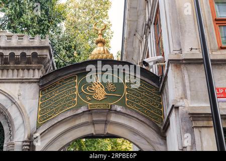ISTANBUL, TURQUIE - 10 SEPTEMBRE 2017 : il s'agit d'un panneau avec une inscription calligraphique et une turgra au-dessus de la porte du monastère Dervish. Banque D'Images