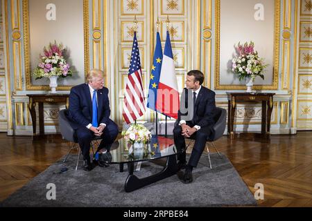 Actualités Bilder des Tages (190606) -- CAEN, le 6 juin 2019 -- le président français Emmanuel Macron (à droite) rencontre le président américain Donald Trump à Caen, en France, le 6 juin 2019. Macron a évoqué jeudi l’esprit des débarquements du jour J et de la bataille de Normandie pour défendre l’approche globale et le multilatéralisme, en disant au président américain Donald Trump en visite que nous devons maintenir en vie l’alliance des peuples libres. FRANCE-CAEN-MACRON-TRUMP-JOUR COMMÉMORATIONS PHILIPXROCK PUBLICATIONXNOTXINXCHN Banque D'Images