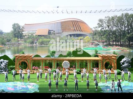 (190607) -- BEIJING, 7 juin 2019 (Xinhua) -- les artistes interprètes sont vus le jour du Pavillon de la Chine de l'exposition internationale d'horticulture de Beijing à Beijing, capitale de la Chine, le 6 juin 2019. (Xinhua/Zhang Chenlin) PHOTOS XINHUA DU JOUR PUBLICATIONxNOTxINxCHN Banque D'Images