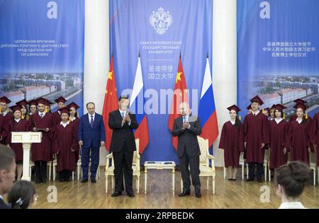 (190606) - ST. PETERSBURG, 6 juin 2019 (Xinhua) -- le président chinois Xi Jinping assiste à une cérémonie au cours de laquelle il reçoit un doctorat honorifique de St. Université d'État de Petersburg à St. Petersburg, Russie, 6 juin 2019. Le président russe Vladimir Poutine a assisté à la cérémonie de remise des prix. (Xinhua/Wang Ye) RUSSIE-ST. PETERSBURG-XI JINPING-DOCTORAT-AWARD PUBLICATIONXNOTXINXCHN Banque D'Images