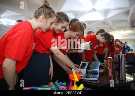 (190607) -- PÉKIN, 7 juin 2019 (Xinhua) -- des jeunes russes regardent les cadeaux envoyés par le gouvernement chinois au Centre All-Russian pour enfants Ocean à Vladivostok, Russie, le 16 janvier 2019. (Xinhua/Wu Gang) titres de Xinhua : un nouveau jalon dans les relations sino-russes PUBLICATIONxNOTxINxCHN Banque D'Images