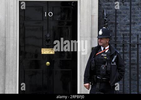 (190608) -- PÉKIN, le 8 juin 2019 -- Un policier monte la garde au 10 Downing Street à Londres le 7 juin 2019. La première ministre britannique Theresa May a démissionné vendredi de son poste de chef du Parti conservateur au pouvoir, mais elle restera Premier ministre jusqu'à ce que son successeur soit choisi. PHOTOS XINHUA DU JOUR AlbertoxPezzali PUBLICATIONxNOTxINxCHN Banque D'Images