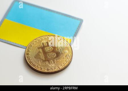 Symbole Bitcoin sur fond de drapeau ukrainien 3D. Fond de crypto-monnaie pour l'argent virtuel et la réserve de valeur. Concept de réglementation politique dans Banque D'Images