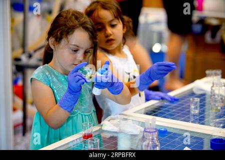 (190608) -- PRAGUE, le 8 juin 2019 -- des enfants testent le pH d'un liquide à la Foire scientifique de Prague, République tchèque, le 7 juin 2019. La Foire des sciences, organisée chaque année par l'Académie des sciences de la République tchèque, a réuni plus de 100 exposants, principalement des scientifiques de l'Académie des sciences de la République tchèque, des universités et des entreprises innovantes. RÉPUBLIQUE TCHÈQUE-PRAGUE-FOIRE SCIENTIFIQUE DanaxKesnerova PUBLICATIONxNOTxINxCHN Banque D'Images