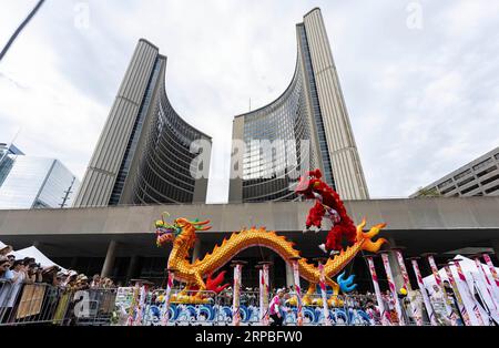 Toronto, Canada. 3 septembre 2023. Une équipe de danse du lion effectue une danse du lion à pôle haut avant le premier Concours de danse traditionnelle du lion sur invitation de Toronto au Nathan Phillips Square à Toronto, Canada, le 3 septembre 2023. Quatre équipes de danse du lion de différentes villes du Canada ont participé à cet événement dimanche pour promouvoir cette culture traditionnelle chinoise. Crédit : Zou Zheng/Xinhua/Alamy Live News Banque D'Images