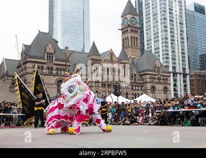 Toronto, Canada. 3 septembre 2023. Une équipe de danse du lion participe au premier Concours de danse traditionnelle du lion sur invitation de Toronto au Nathan Phillips Square à Toronto, Canada, le 3 septembre 2023. Quatre équipes de danse du lion de différentes villes du Canada ont participé à cet événement dimanche pour promouvoir cette culture traditionnelle chinoise. Crédit : Zou Zheng/Xinhua/Alamy Live News Banque D'Images