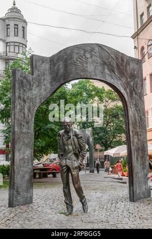 MOSCOU, RUSSIE - 9 JUILLET 2015 : Monument à Bulat Okudzhava, rue Arbat par une journée ensoleillée d'été. Banque D'Images