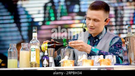 (190609) -- PRAGUE, 9 juin 2019 -- Un barman mélange un cocktail lors du championnat du monde dans le mélange de cocktails non alcoolisés Mattoni Grand Drink (MGD) qui s'est tenu sur la place de la Vieille ville à Prague, en République tchèque, le 8 juin 2019. Des barmans de 20 pays et régions mélangent leurs cocktails sur place. Le concours de cocktails sans alcool Mattoni est organisé pour la neuvième fois sous les auspices de l ' International Bartenders Association (IBA). RÉPUBLIQUE TCHÈQUE-PRAGUE-CONCOURS DE COCKTAILS SANS ALCOOL DANAXKESNEROVA PUBLICATIONXNOTXINXCHN Banque D'Images