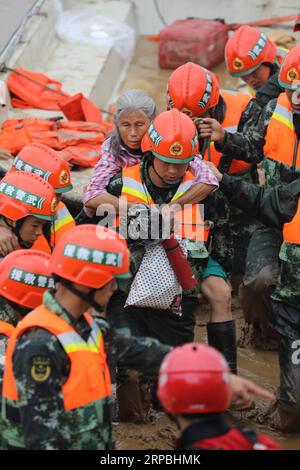 (190609) -- GUILIN, 9 juin 2019 (Xinhua) -- des sauveteurs transfèrent une femme âgée dans le village de Zhaojia, dans le comté de Quanzhou, à Guilin, dans la région autonome de Guangxi Zhuang, dans le sud de la Chine, le 9 juin 2019. Dimanche soir, le bureau météorologique du Guangxi a amélioré la réponse d'urgence aux catastrophes météorologiques au niveau II après que des pluies torrentielles qui ont commencé mardi ont causé des inondations dans plusieurs villes. (Xinhua/Wang Zichuang) CHINA-GUANGXI-FLOOD-EMERGENCY RESPONSE (CN) PUBLICATIONxNOTxINxCHN Banque D'Images