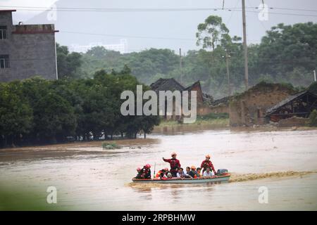 (190609) -- GUILIN, 9 juin 2019 (Xinhua) -- des sauveteurs transfèrent des personnes dans le village de Zhaojia, dans le comté de Quanzhou, à Guilin, dans la région autonome de Guangxi Zhuang, dans le sud de la Chine, le 9 juin 2019. Dimanche soir, le bureau météorologique du Guangxi a amélioré la réponse d'urgence aux catastrophes météorologiques au niveau II après que des pluies torrentielles qui ont commencé mardi ont causé des inondations dans plusieurs villes. (Xinhua/Wang Zichuang) CHINA-GUANGXI-FLOOD-EMERGENCY RESPONSE (CN) PUBLICATIONxNOTxINxCHN Banque D'Images