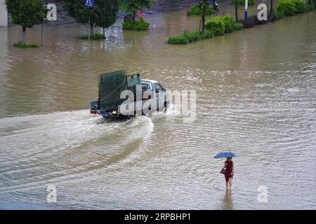 (190609) -- GUILIN, 9 juin 2019 (Xinhua) -- Un véhicule roule sur une route gorgée d'eau dans le district de Lingui à Guilin, dans la région autonome de Guangxi Zhuang, dans le sud de la Chine, le 9 juin 2019. Dimanche soir, le bureau météorologique du Guangxi a amélioré la réponse d'urgence aux catastrophes météorologiques au niveau II après que des pluies torrentielles qui ont commencé mardi ont causé des inondations dans plusieurs villes. (Xinhua/Huang Yongdan) CHINA-GUANGXI-FLOOD-EMERGENCY RESPONSE (CN) PUBLICATIONxNOTxINxCHN Banque D'Images