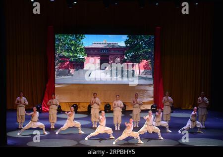 (190610) -- VIENTIANE, 10 juin 2019 (Xinhua) -- Un groupe de maîtres de kungfu se produit pendant la nuit de la culture et du tourisme chinois , un événement important de l'année 2019 visite Laos-Chine, Vientiane, Laos, 9 juin 2019. La nuit de la culture et du tourisme chinois, un événement important de l'année 2019 visite Laos-Chine, s'est tenue dimanche à la salle culturelle nationale de Vientiane, capitale du Laos. Près de 1 200 invités ont assisté à l'événement, dont des responsables de Chine et du Laos. (Xinhua/Chanthaphone Mixayboua) LAOS-VIENTIANE-NUIT DE LA CULTURE CHINOISE ET DU TOURISME PUBLICATIONxNOTxINxCHN Banque D'Images