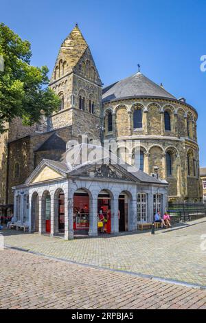 Petite boutique de glaces en face de la basilique notre-Dame de Maastricht, pays-Bas Banque D'Images