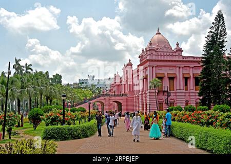 (190610) -- DHAKA, le 10 juin 2019 -- des vacanciers visitent un site historique Ahsan Manzil, palais résidentiel de la famille Dhaka Nawab à Dhaka, Bangladesh, le 10 juin 2019. Salim Reza) BANGLADESH-DHAKA-AHSAN MANZIL-TOURISM Naim-ul-karim PUBLICATIONxNOTxINxCHN Banque D'Images