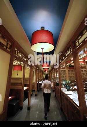 (190610) -- LOS ANGELES, 10 juin 2019 (Xinhua) -- Une serveuse travaille au Bistro Na s à Temple City, Los Angeles, États-Unis, le 7 juin 2019. Le Bistro Na s de Los Angeles a fait les gros titres cette semaine avec l'annonce qu'il avait reçu une étoile Michelin convoitée par le célèbre Guide des restaurants Michelin. Ce classement spécial a brisé les 10 ans d absence de Michelin de Los Angeles et a fait du Bistro Na le seul restaurant chinois du sud de la Californie à être ainsi honoré. (Xinhua/Li Ying) États-Unis-LOS ANGELES-CUISINE CHINOISE-BISTRO NA S PUBLICATIONxNOTxINxCHN Banque D'Images