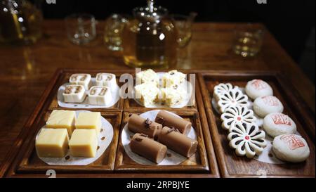 (190610) -- LOS ANGELES, 10 juin 2019 (Xinhua) -- une photo prise le 7 juin 2019 montre des collations traditionnelles au Bistro Na s à Temple City, Los Angeles, États-Unis. Le Bistro Na s de Los Angeles a fait les gros titres cette semaine avec l'annonce qu'il avait reçu une étoile Michelin convoitée par le célèbre Guide des restaurants Michelin. Ce classement spécial a brisé les 10 ans d absence de Michelin de Los Angeles et a fait du Bistro Na le seul restaurant chinois du sud de la Californie à être ainsi honoré. (Xinhua/Li Ying) États-Unis-LOS ANGELES-CUISINE CHINOISE-BISTRO NA S PUBLICATIONxNOTxINxCHN Banque D'Images