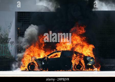 (190610) -- LISBONNE, 10 juin 2019 -- Une voiture est consumée par les flammes sur l'autoroute 5 (A5) qui relie Lisbonne et Cascais, à Linda-a-Velha, Oeiras, Portugal, le 10 juin, 2019. les pompiers n ' avaient aucune trace de blessures causées par l ' accident. ) PORTUGAL-OEIRAS-VOITURE EN FEU PetroxFiuza PUBLICATIONxNOTxINxCHN Banque D'Images