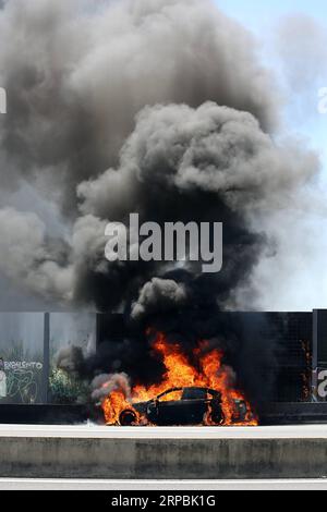 (190610) -- LISBONNE, 10 juin 2019 -- Une voiture est consumée par les flammes sur l'autoroute 5 (A5) qui relie Lisbonne et Cascais, à Linda-a-Velha, Oeiras, Portugal, le 10 juin, 2019. les pompiers n ' avaient aucune trace de blessures causées par l ' accident. ) PORTUGAL-OEIRAS-VOITURE EN FEU PetroxFiuza PUBLICATIONxNOTxINxCHN Banque D'Images