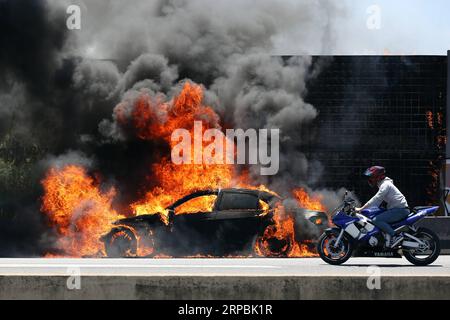 (190610) -- LISBONNE, 10 juin 2019 -- Une voiture est consumée par les flammes sur l'autoroute 5 (A5) qui relie Lisbonne et Cascais, à Linda-a-Velha, Oeiras, Portugal, le 10 juin, 2019. les pompiers n ' avaient aucune trace de blessures causées par l ' accident. ) PORTUGAL-OEIRAS-VOITURE EN FEU PetroxFiuza PUBLICATIONxNOTxINxCHN Banque D'Images