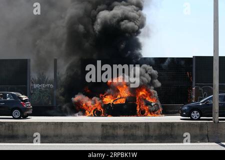 (190610) -- LISBONNE, 10 juin 2019 -- Une voiture est consumée par les flammes sur l'autoroute 5 (A5) qui relie Lisbonne et Cascais, à Linda-a-Velha, Oeiras, Portugal, le 10 juin, 2019. les pompiers n ' avaient aucune trace de blessures causées par l ' accident. ) PORTUGAL-OEIRAS-VOITURE EN FEU PetroxFiuza PUBLICATIONxNOTxINxCHN Banque D'Images