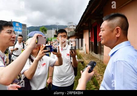 (190611) -- CHANGTING, 11 juin 2019 (Xinhua) -- Un chercheur étudiant la culture révolutionnaire chinoise est interviewé lors d'une activité visant à retracer la route de la longue Marche dans le comté de Changting de la ville de Longyan, dans le sud-est de la Chine, province du Fujian, le 11 juin 2019. L activité vise à rendre hommage aux martyrs révolutionnaires et à transmettre les traditions de la révolution, alors que le pays célèbre cette année le 70e anniversaire de la fondation de la République populaire de Chine. Plus de 500 journalistes de plus de 30 médias à travers le pays ont assisté aux cérémonies. La longue marche était Banque D'Images