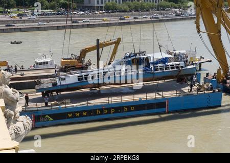 (190611) -- BUDAPEST, 11 juin 2019 -- la photo prise le 11 juin 2019 montre le bateau touristique coulé Hableany (Sirène) amené à la surface de la rivière dans le centre-ville de Budapest, Hongrie. Les autorités hongroises ont ramené à la surface le bateau touristique Hableany (Sirène) qui a coulé le 29 mai, avec quatre victimes trouvées piégées à l'intérieur de l'épave, selon des sources officielles ici mardi.) HONGRIE-BUDAPEST-ACCIDENT DE BATEAU AttilaxVolgyi PUBLICATIONxNOTxINxCHN Banque D'Images