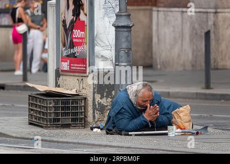 Image d'un mendiant mendiant et priant dans les rues de Budapest. Banque D'Images