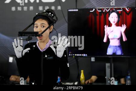 (190612) -- BEIJING, 12 juin 2019 (Xinhua) -- Une femme présente un système de capture de gestes lors du Consumer Electronics Show (ces) Asia 2019 à Shanghai, dans l'est de la Chine, le 11 juin 2019. (Xinhua/Fang Zhe) PHOTOS XINHUA DU JOUR PUBLICATIONxNOTxINxCHN Banque D'Images