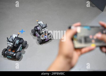 (190612) -- PÉKIN, 12 juin 2019 (Xinhua) -- un membre du personnel présente des robots éducatifs produits par le fabricant chinois de drones DJI lors d'un événement à Pékin, capitale de la Chine, le 12 juin 2019. DJI a lancé son premier robot éducatif RoboMaster S1 lors d'un événement mercredi. Le robot, prenant en charge 2 langages de programmation, dispose d'une configuration de 31 capteurs et 46 composants programmables. (Xinhua/Wang Qingqin) CHINA-BEIJING-DJI-EDUCATIONAL ROBOT-EVENT(CN) PUBLICATIONxNOTxINxCHN Banque D'Images