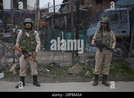 (190613) -- SRINAGAR, 13 juin 2019 (Xinhua) -- des soldats paramilitaires indiens dressent la garde devant leur bunker dans la ville de Srinagar, capitale estivale du Cachemire contrôlé par l'Inde, le 12 juin 2019. Au moins, des membres du personnel de sécurité appartenant à la Force centrale de réserve (CRPF) paramilitaire de l Inde ont été tués et cinq autres blessés lorsque des terroristes non identifiés les ont attaqués mercredi dans le district d Anantnag du Cachemire contrôlé par l Inde. (Xinhua/Javed Dar) KASHMIR-SRINAGAR-ATTACK PUBLICATIONxNOTxINxCHN Banque D'Images