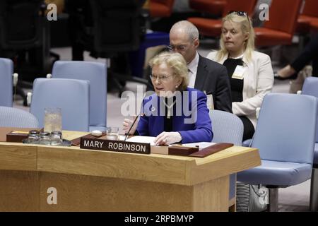 (190612) -- NATIONS UNIES, 12 juin 2019 -- Mary Robinson (front), présidente des Elders, présente une réunion du Conseil de sécurité sur la prévention des conflits et la méditation, au siège des Nations Unies à New York, le 12 juin 2019. Le Secrétaire général des Nations Unies Antonio Guterres a déclaré mercredi que la prévention des conflits et la médiation sont deux des outils les plus importants à notre disposition pour réduire les souffrances humaines. RÉUNION-CONSEIL DE SÉCURITÉ-PRÉVENTION DES CONFLITS ET MÉDITATION LIXMUZI PUBLICATIONXNOTXINXCHN Banque D'Images