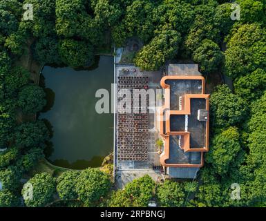 (190613) -- PÉKIN, 13 juin 2019 (Xinhua) -- une photo aérienne prise le 28 janvier 2019 montre un parc culturel créatif entouré de bois de litchi dans le village de Maoxia, dans le canton de Hushan, dans le comté de Yongchun, dans le sud-est de la Chine, province du Fujian. Située sur la côte sud-est de la Chine, la province du Fujian se trouve entre les montagnes et la mer. Partant du principe que les eaux lucides et les montagnes luxuriantes sont des atouts inestimables, le Fujian a connu ces dernières années de grands succès en termes de développement écologique. La province a classé la Chine n ° 1 depuis 40 ans avec un taux de couverture forestière dépassant 67 pe Banque D'Images