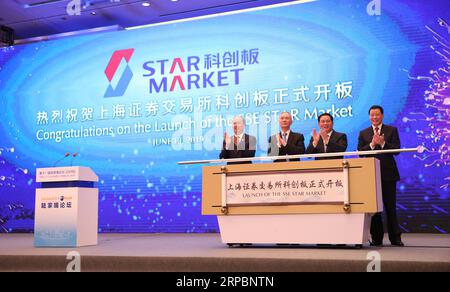 (190613) -- PÉKIN, 13 juin 2019 (Xinhua) -- des invités d'honneur présideront la cérémonie de lancement du conseil d'innovation de science-technologie de la Bourse de Shanghai au Forum Lujiazui à Shanghai, dans l'est de la Chine, le 13 juin 2019. (Xinhua/Fang Zhe) titres de Xinhua : la Chine lance un conseil d'innovation de science-technologie pour mener la réforme du marché des capitaux PUBLICATIONxNOTxINxCHN Banque D'Images