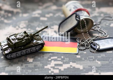 Amy camouflage uniforme avec drapeau dessus, Allemagne Banque D'Images