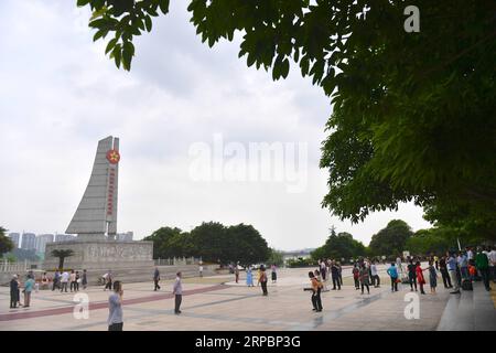 (190613) -- YUDU, 11 juin 2019 (Xinhua) -- des touristes visitent un monument marquant le départ de la longue marche de l'Armée rouge centrale dans le comté de Yudu, province du Jiangxi, dans l'est de la Chine, le 20 mai 2019. Yudu est le point de départ de la longue marche, une manœuvre militaire menée par les ouvriers et paysans chinois de l'Armée rouge de 1934 à 1936. La Chine a lancé une activité qui amènera les journalistes à retracer le parcours de la longue Marche. L'activité vise à rendre hommage aux martyrs révolutionnaires et à transmettre les traditions de la révolution, alors que le pays célèbre le 70e anniversaire de la révolution Banque D'Images